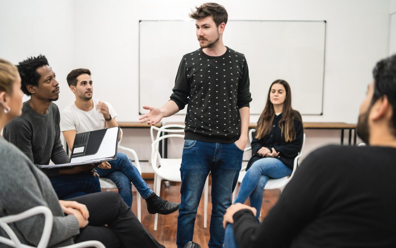 Modernes Büro mit Teammitgliedern bei der Zusammenarbeit an Computern